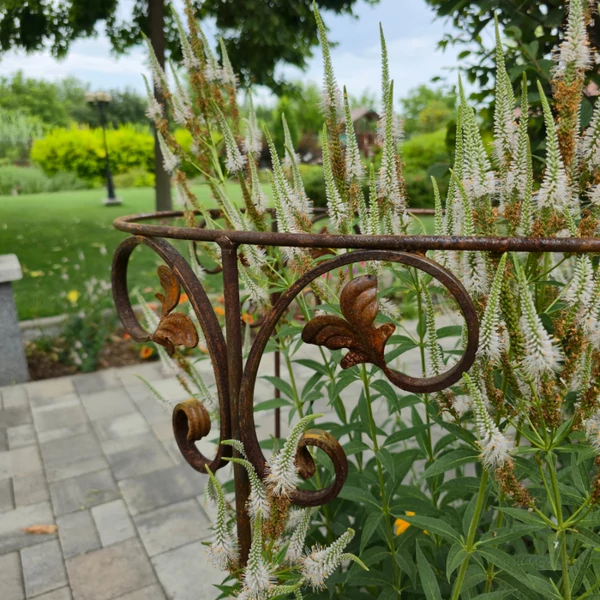 Kovácsoltvas jellegű fém növénytámasz oldalnézetből 