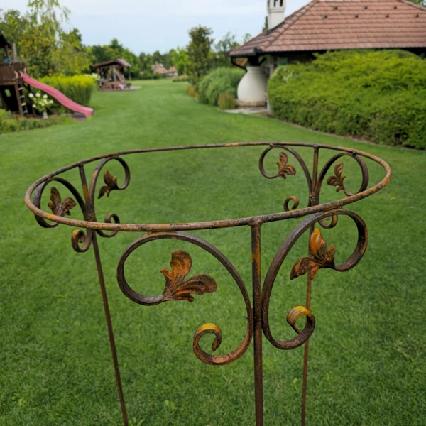 Kovácsoltvas jellegű fém virágtámasz 