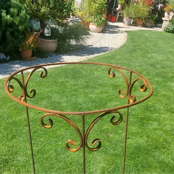 Kovácsoltvas növénytámaszték