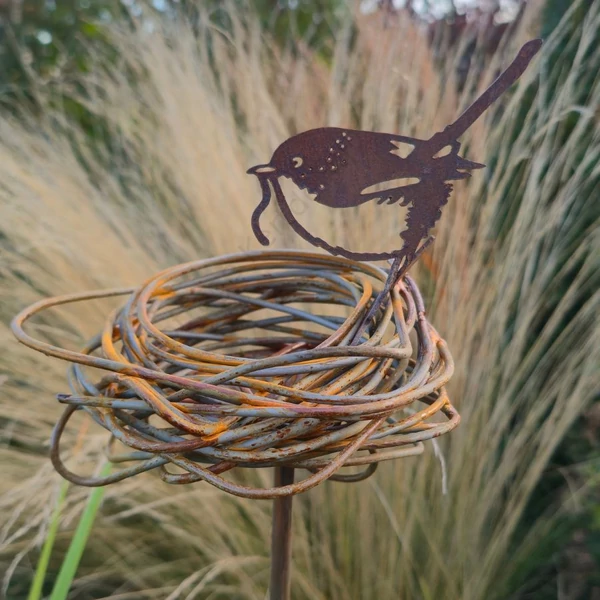 Vas madárfészek -  kukacot hozó madárral