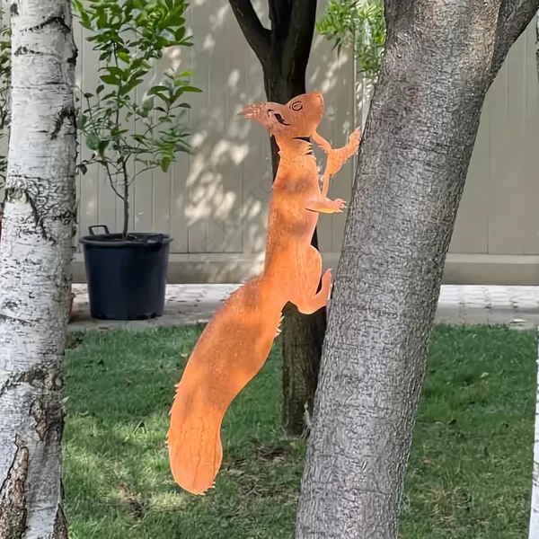 Fára mászó mókus