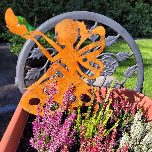 Gombán ülő tündér sziluett